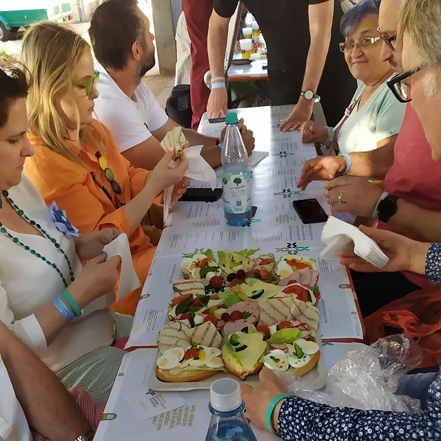 An einem langen Tisch essen 4000 Menschen miteinander