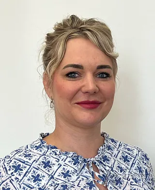 Luise Käthner, Sachbearbeiterin in der Finanzabteilung