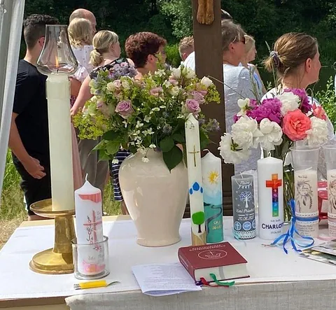 Taufkerzen auf dem Altar beim Tauffest